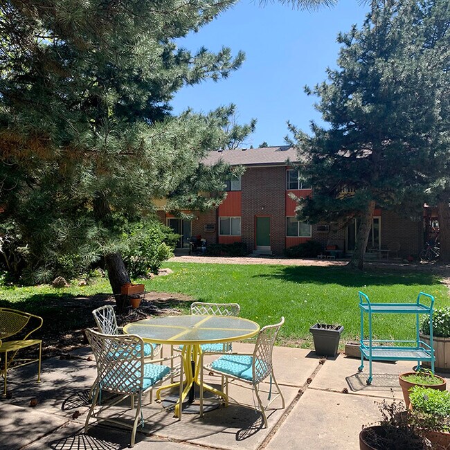 Communal patio - 1895 Alpine Ave