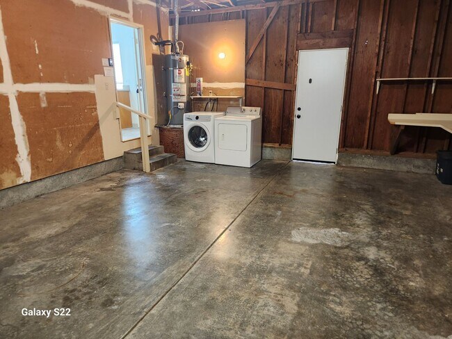 Building Photo - Bright and Cheery 4 bedroom, 2 bathroom ho...
