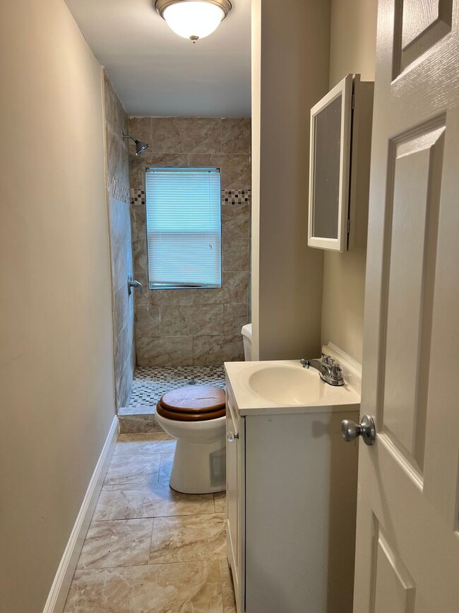 Building Photo - Spacious 3BR 1BA Baltimore rowhome!