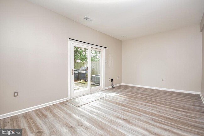 Building Photo - 8853 Teakwood Ct