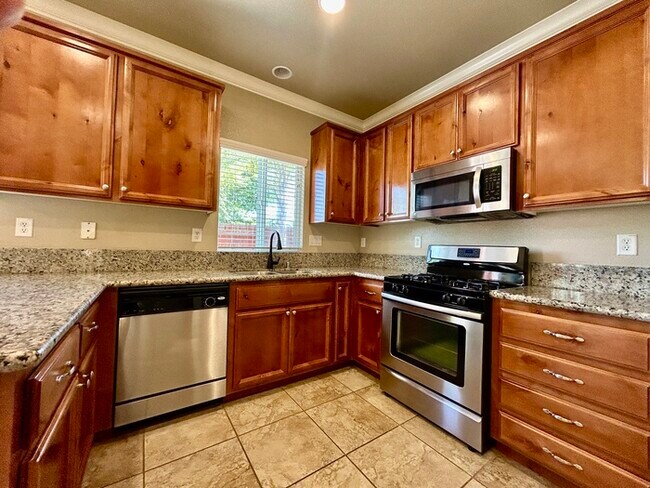 Building Photo - Beautiful 3 Bedroom 2.5 Bathroom in Gated ...