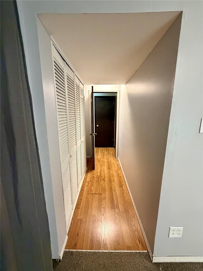 Building Photo - 895 Delray Dr