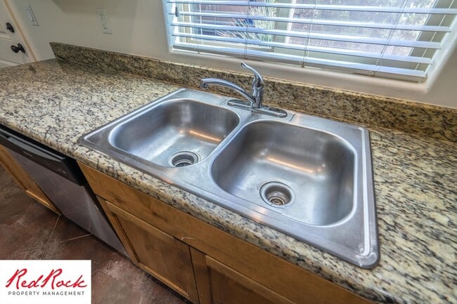 Building Photo - Charming 3 Bedroom Townhome with INTERNET INCLUDED & Dog-Friendly!