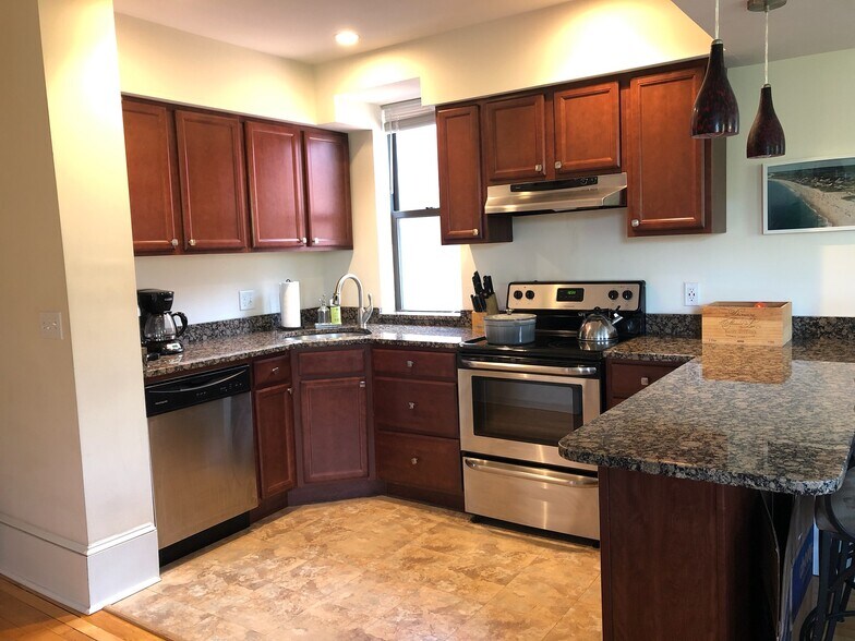 Primary Photo - 1100 Beacon St
