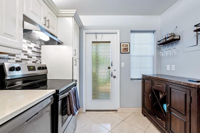 Building Photo - 3151 S Palm Aire Dr