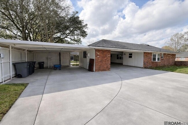 Building Photo - 12360 Warwick Ave