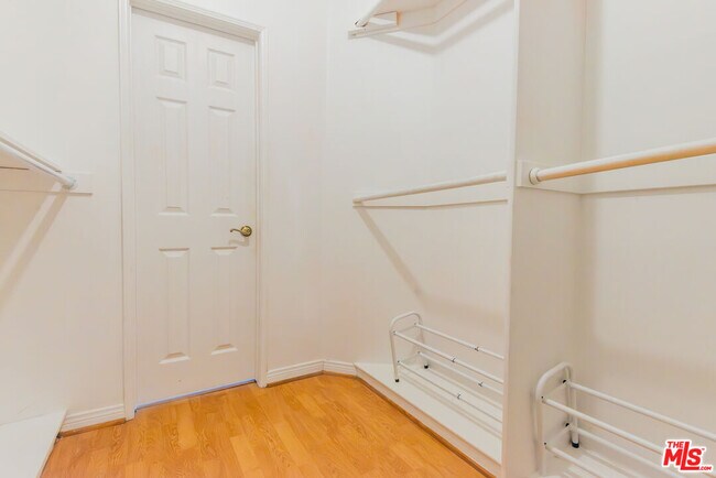 Building Photo - 458 N Oakhurst Dr