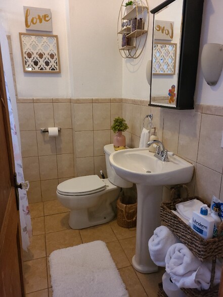 Building Photo - 2024 W Chicago Ave