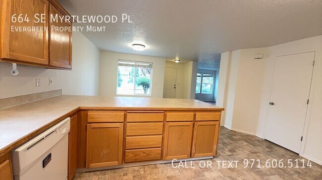 Building Photo - 664 SE Myrtlewood Pl