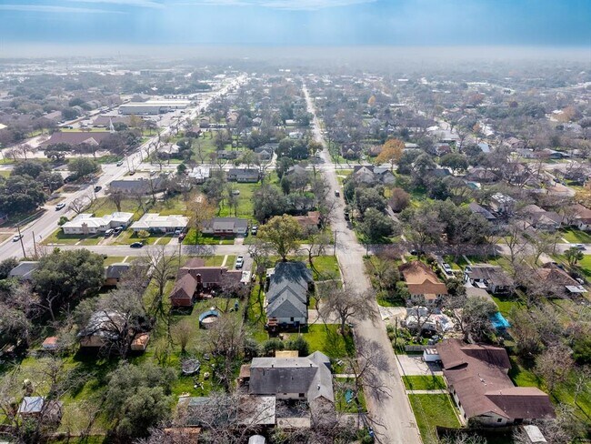 Building Photo - 803 Peach St