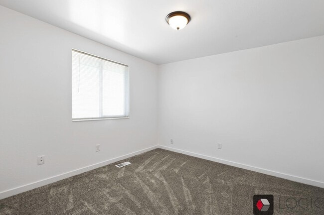 Building Photo - Stunning Single Family Home In Excellent M...