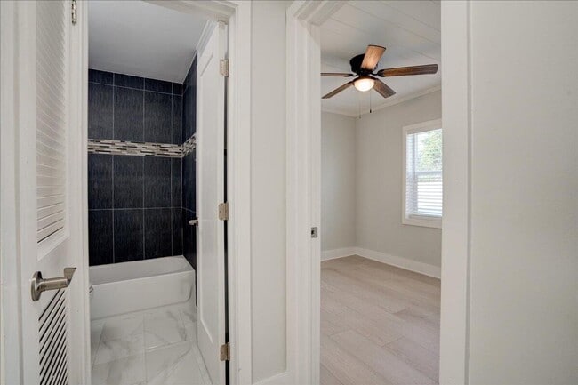 Building Photo - 320 NW 6th Ave