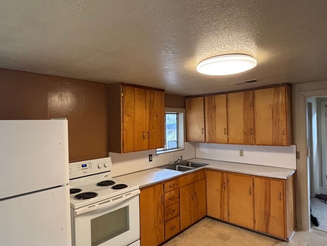 Building Photo - 3-bedroom 1 bath Home in Country Setting