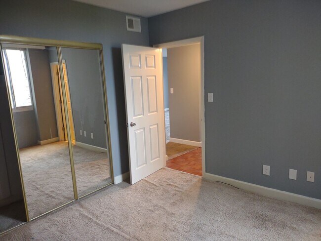 Building Photo - Marvellous Two Bedroom Condo With Perks!