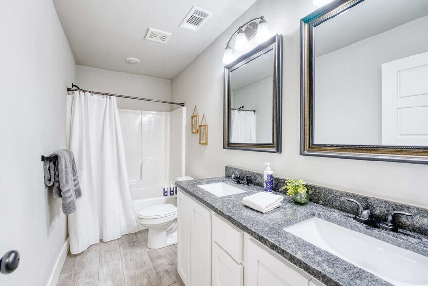 Building Photo - 214 NW L St