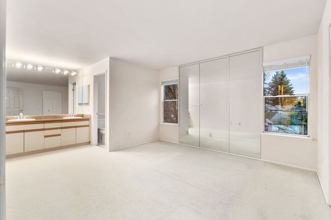 Building Photo - Beautiful 3 Bedroom Home in Bridle Trails