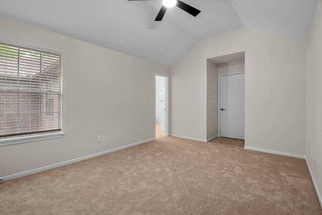 Building Photo - 13 E Willowood Ct