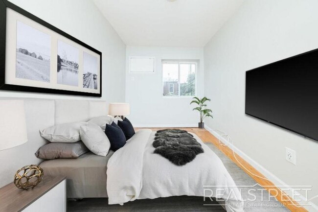Building Photo - 3 bedroom in BROOKLYN NY 11233