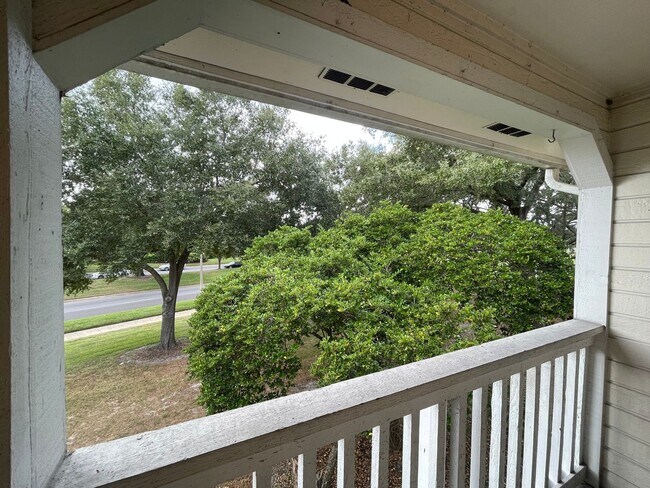 Building Photo - 2br/2ba Tradewinds Condo with Black Applia...