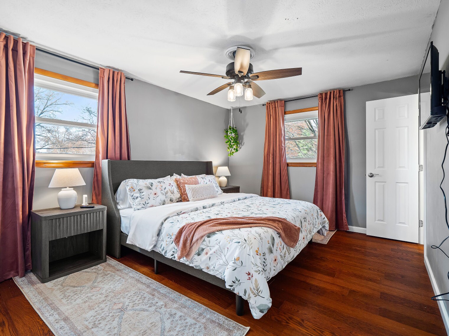 Building Photo - 4861 Pineview Dr