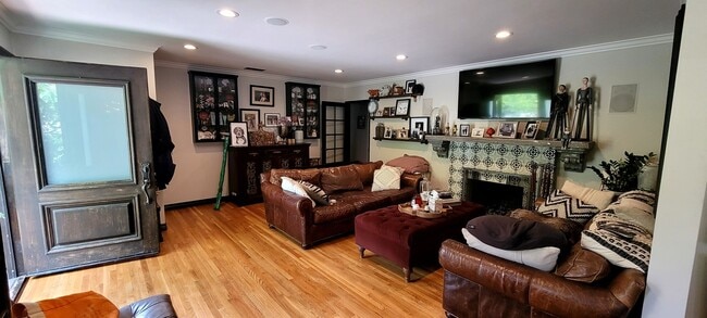 Building Photo - Midtown Ventura 3+2 Single Family Home $52...