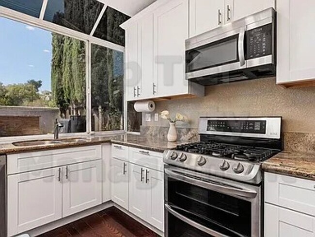 Building Photo - Luxurious 5-Bedroom Rancho Del Oro Home with Solar – Available Now!