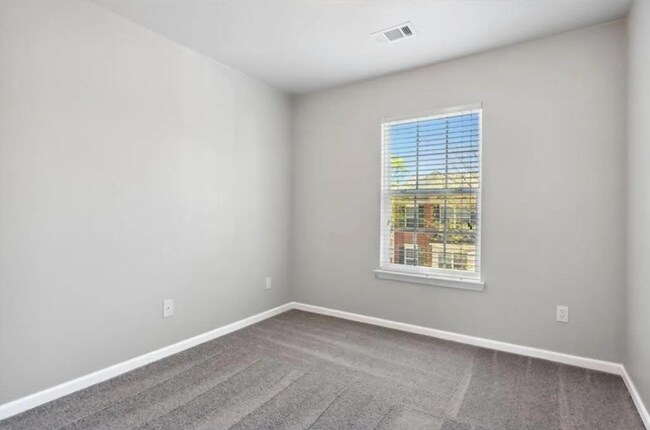 Building Photo - 2200 Landing Walk Dr