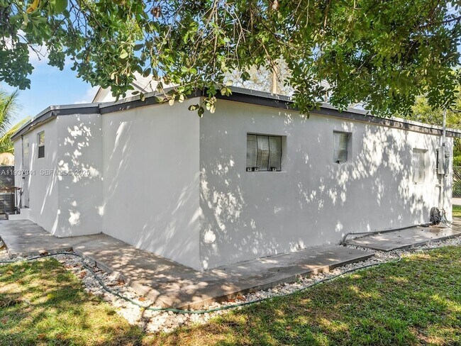 Building Photo - 6318 NW 19th Ct