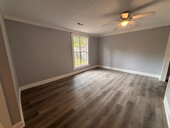 Building Photo - 3 Bedrooms, 2 Bathrooms - Home in Celenease!