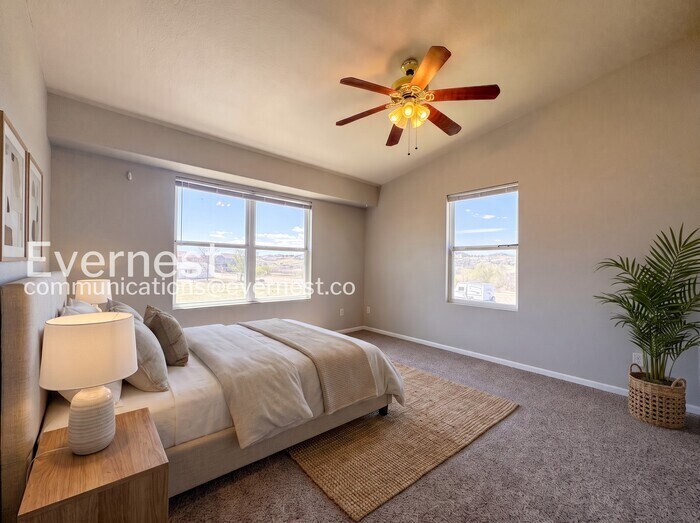 Building Photo - 2040 Oakcrest Cir