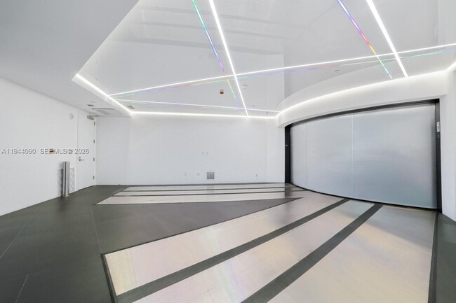 Building Photo - 18555 Collins Ave