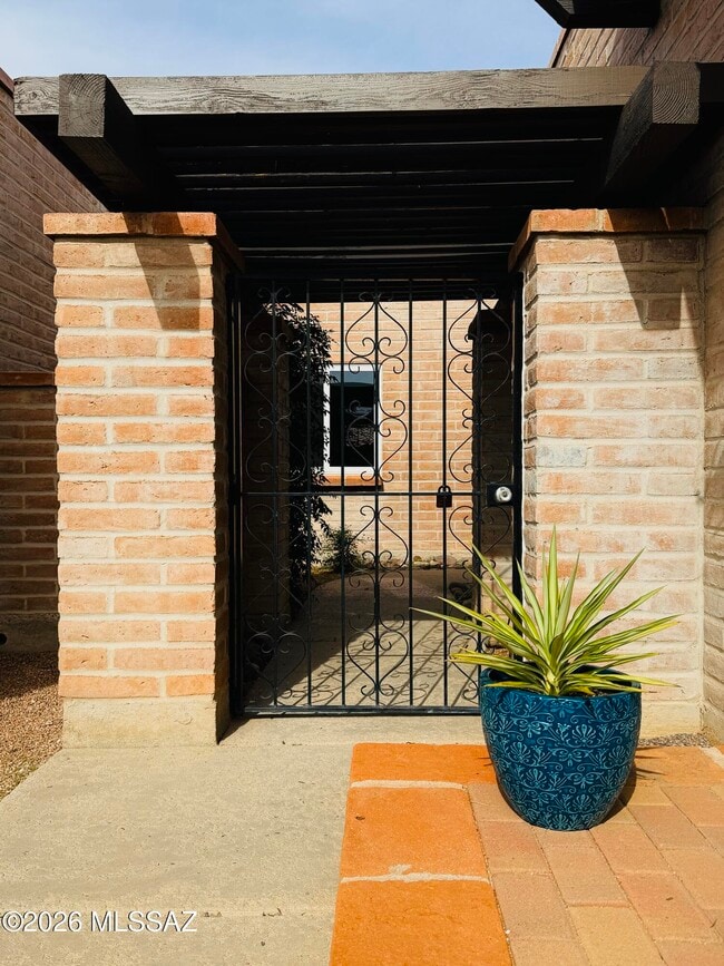 Building Photo - 8449 N Vía Tioga