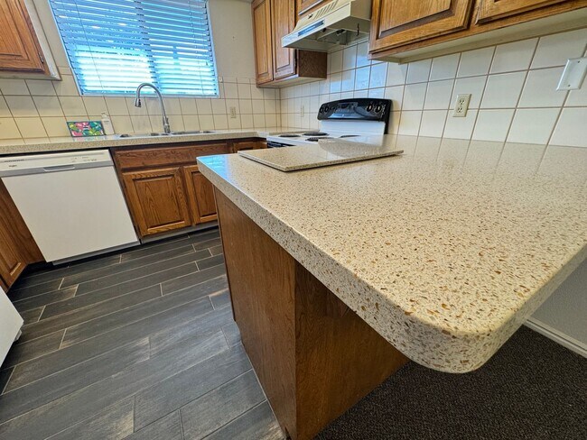 Building Photo - Cute, Cozy, Downtown Beauty.