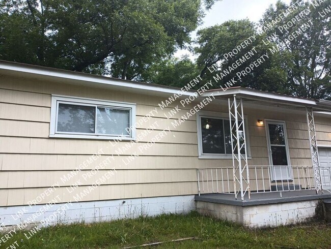 Building Photo - Don't Miss this Charming 2 bedroom with Ga...