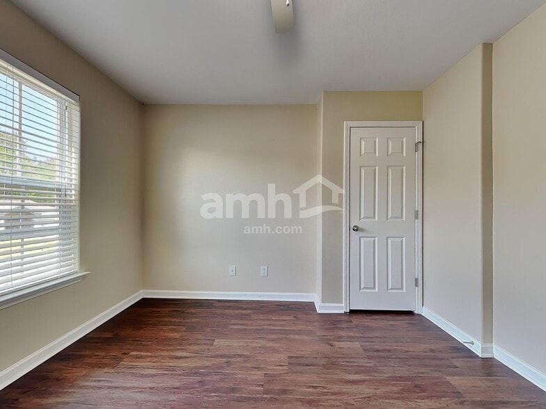 Building Photo - 830 Hyacinth Cir