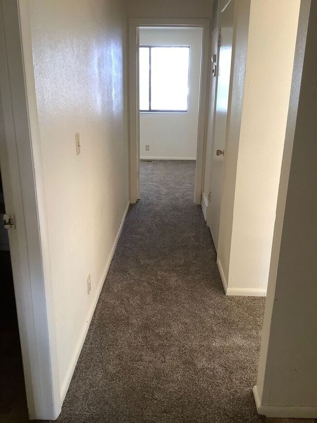 Building Photo - West Valley Town home - Large Backyard!