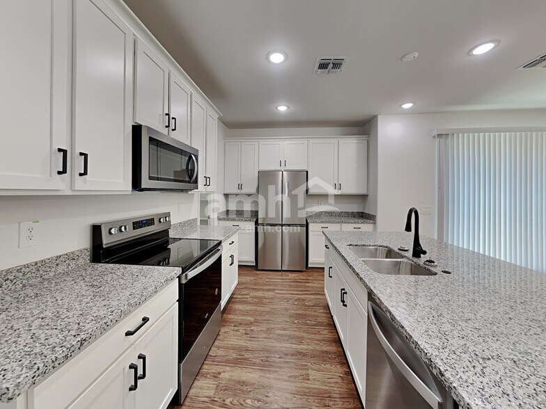 Building Photo - 15074 W Sherman St