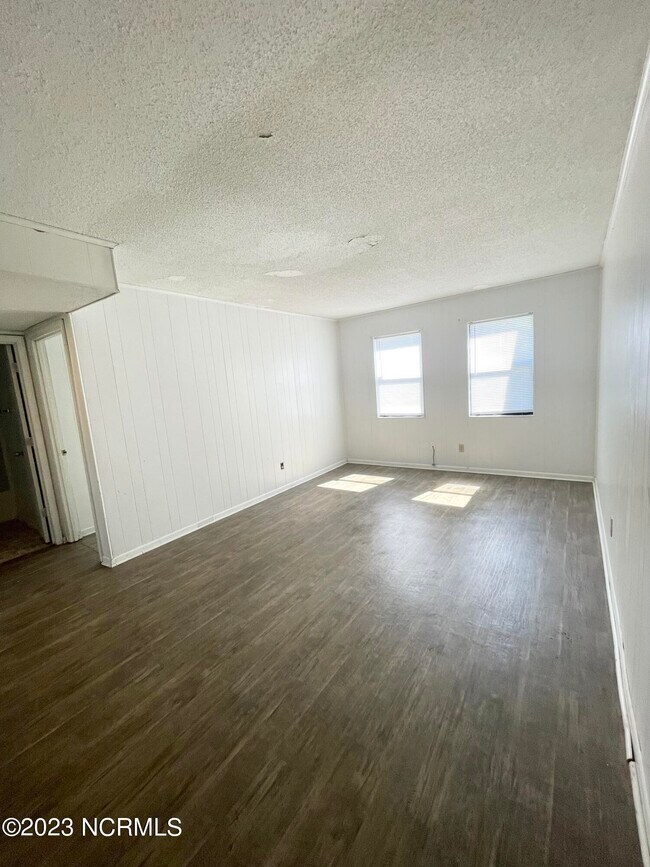 Building Photo - 102 Ravenwood Dr