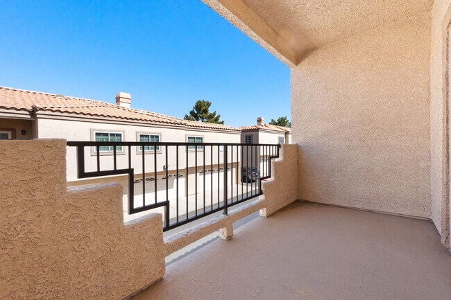 Building Photo - Gorgeous 2 Bedroom Townhome with attached ...