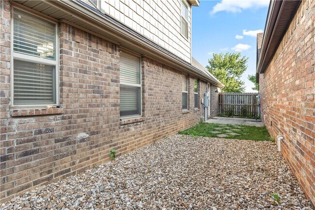Building Photo - 3205 SW Riverstone Ave