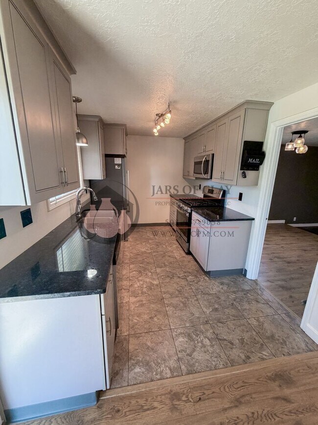 Building Photo - Updated 3 Bed / 2 Bath Salem Home with Central A/C, Fenced Yard & Included Landscaping!