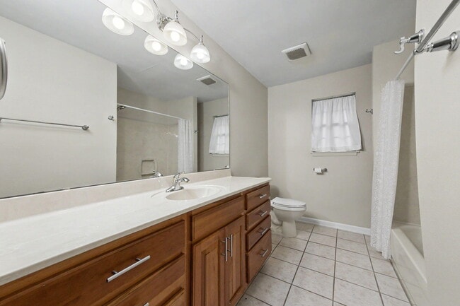 Building Photo - 6 Pinehurst Dr