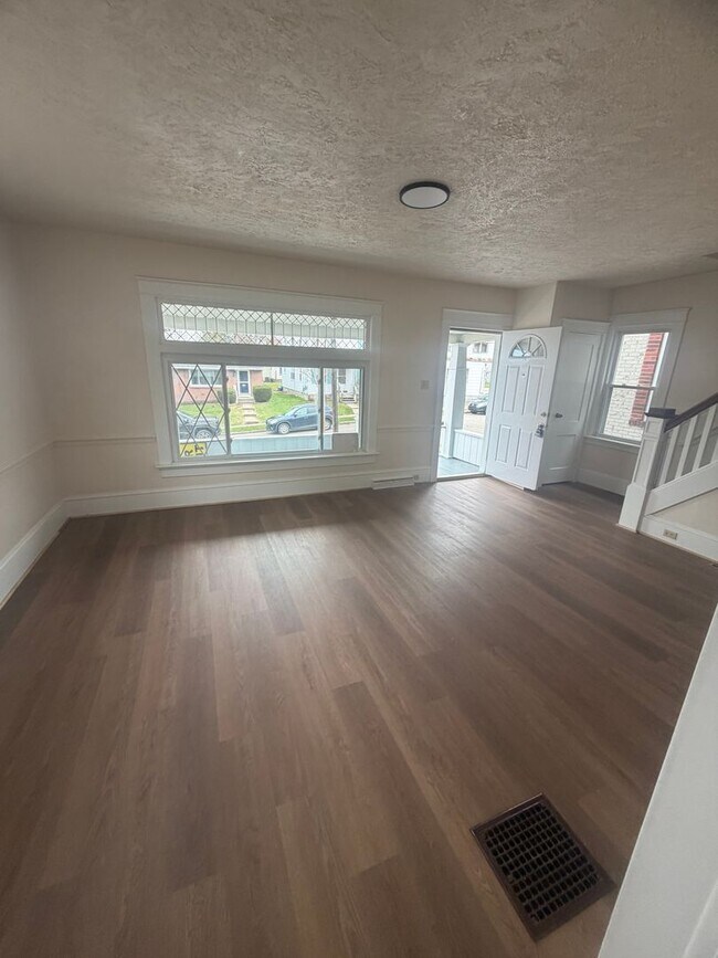 Building Photo - 3 Bed 1 Bath with 2 car garage