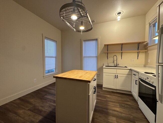 Building Photo - 1627 Pine St