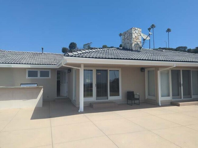 Building Photo - Gorgeous 3 bed 2.5 bath home with stunning Ocean Views and lots of natural light, in the highly s...