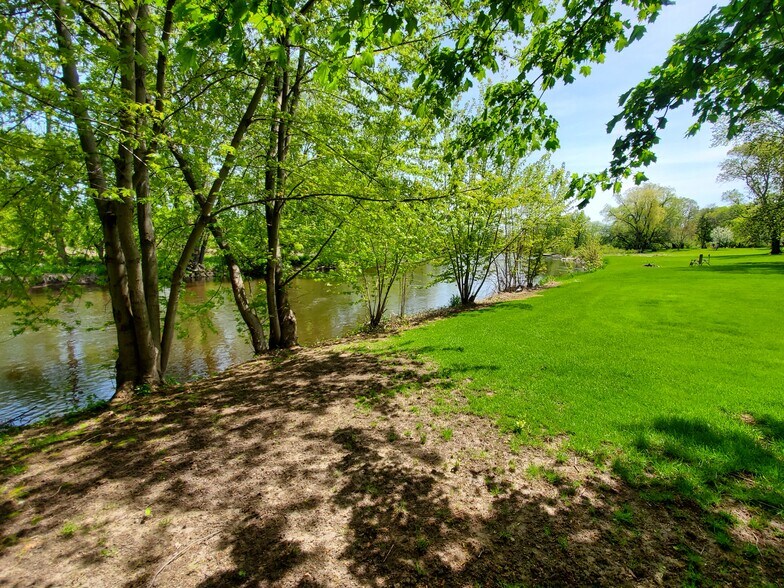 Building Photo - 550 N Mill St