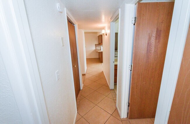 Building Photo - Charming Cul De Sac Home with Fireplace, Central A/C & Garage!
