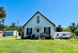 Building Photo - Adorable Home with a Large Yard and Conven...