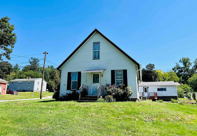 Primary Photo - Adorable Home with a Large Yard and Conven...