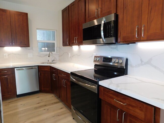 Building Photo - Kailua home on Kawainui canal, paddlers paradise, pet friendly
